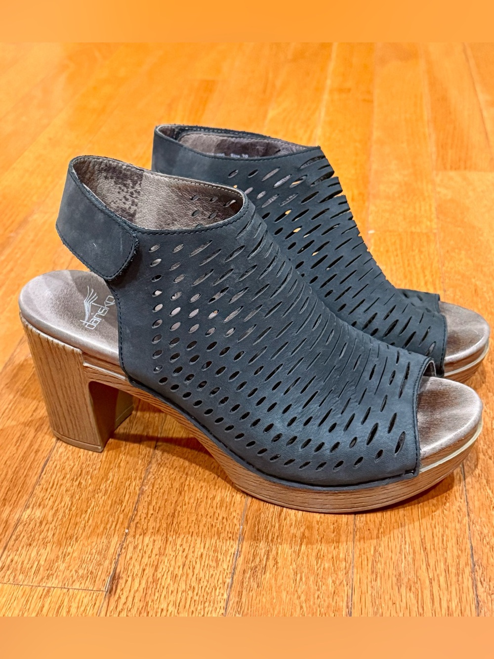 Dansko Womens 39 8.5-9 Danae Cutout Perforated Leather Block Heels Sandals Shoes